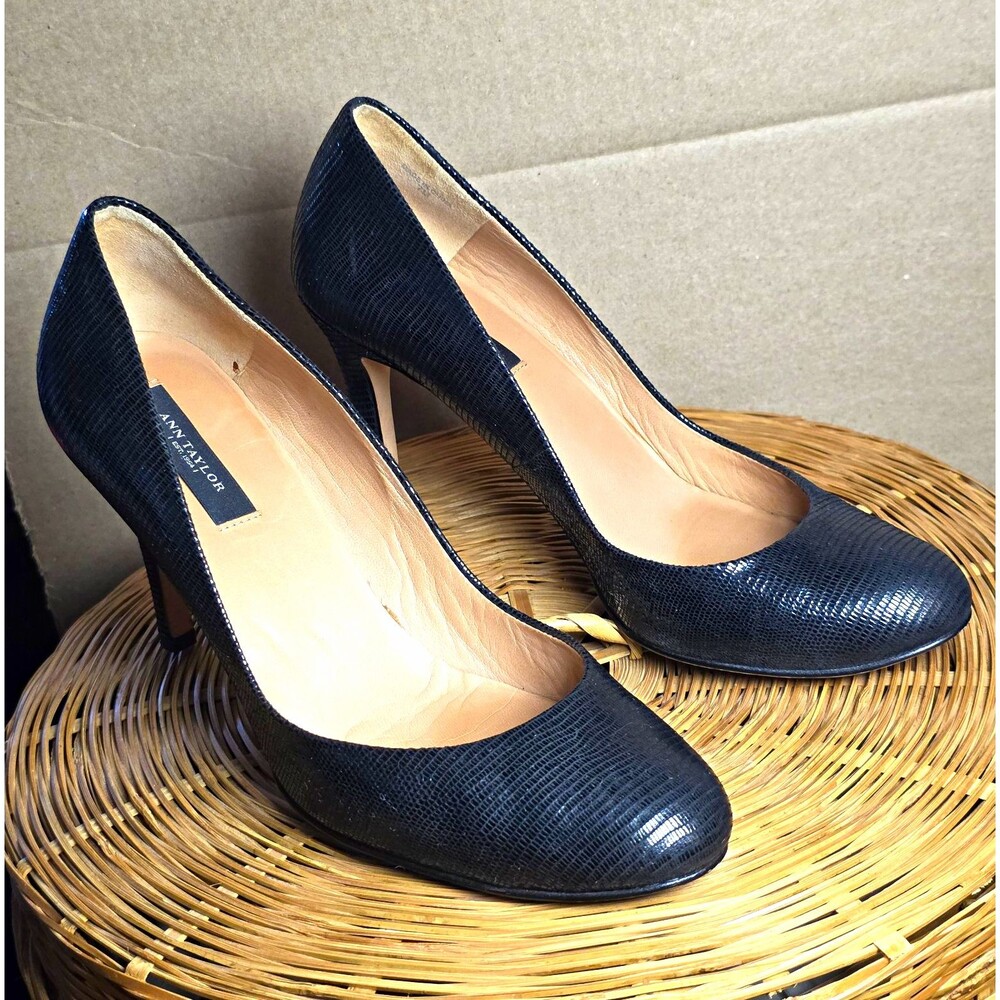 Ann Taylor Black Embossed Leather Women's Pumps Size 7M Round Toe